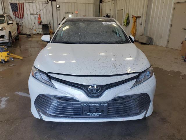 4T1F11AK2LU400230 - 2020 TOYOTA CAMRY XLE WHITE photo 5