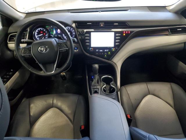 4T1F11AK2LU400230 - 2020 TOYOTA CAMRY XLE WHITE photo 8