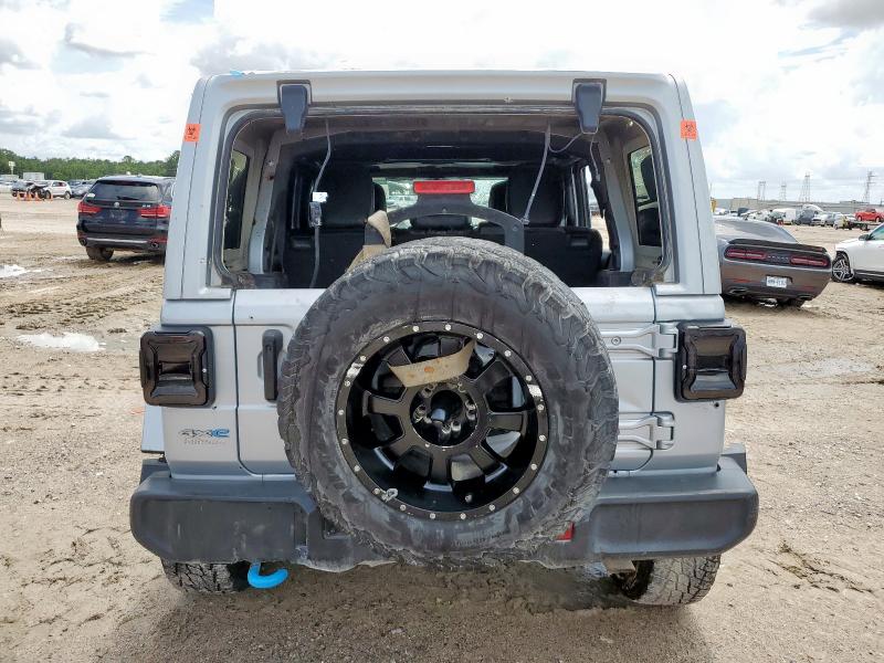 1C4JJXP67NW213763 - 2022 JEEP WRANGLER U SAHARA 4XE SILVER photo 6