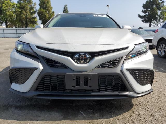 4T1G11AK5RU242186 - 2024 TOYOTA CAMRY SE NIGHT SHADE SILVER photo 5