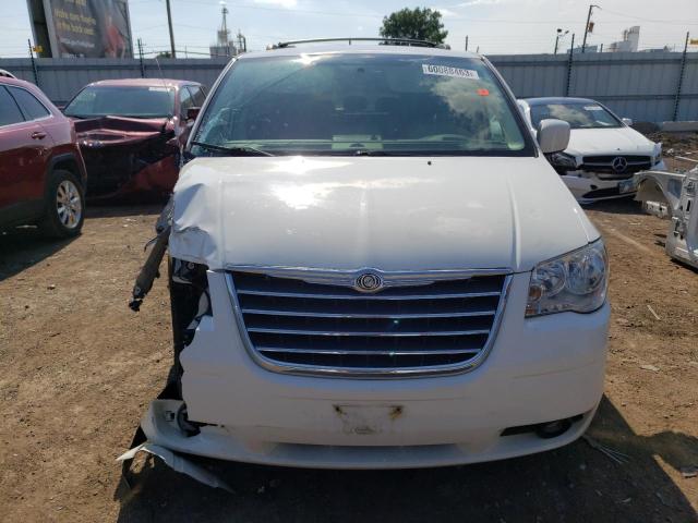 2A4RR8DX3AR330378 - 2010 CHRYSLER TOWN & COU TOURING PLUS WHITE photo 5