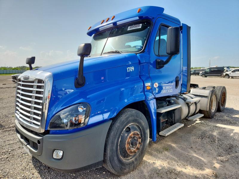3AKJGEDV9HSJF2820 - 2017 FREIGHTLINER CASCADIA 1 BLUE photo 2