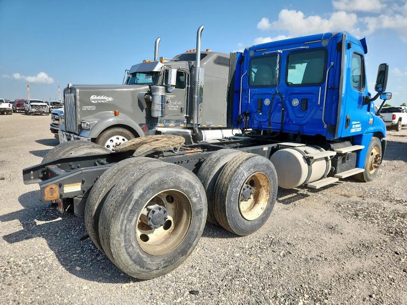 3AKJGEDV9HSJF2820 - 2017 FREIGHTLINER CASCADIA 1 BLUE photo 4