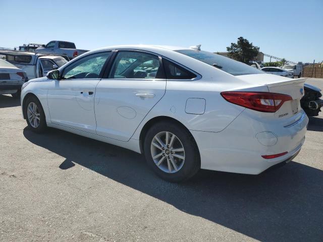 5NPE24AF4HH580605 - 2017 HYUNDAI SONATA SE WHITE photo 2