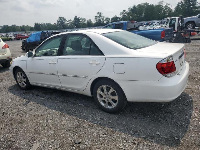 JTDBF30K750165173 - 2005 TOYOTA CAMRY LE WHITE photo 2