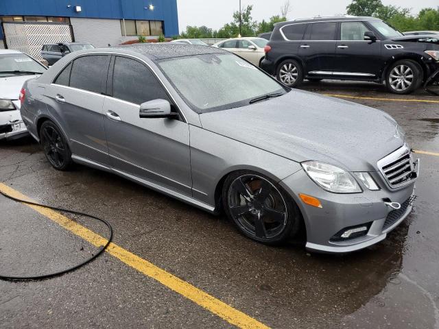 WDDHF9AB2BA324866 - 2011 MERCEDES-BENZ E 550 4MATIC GRAY photo 4