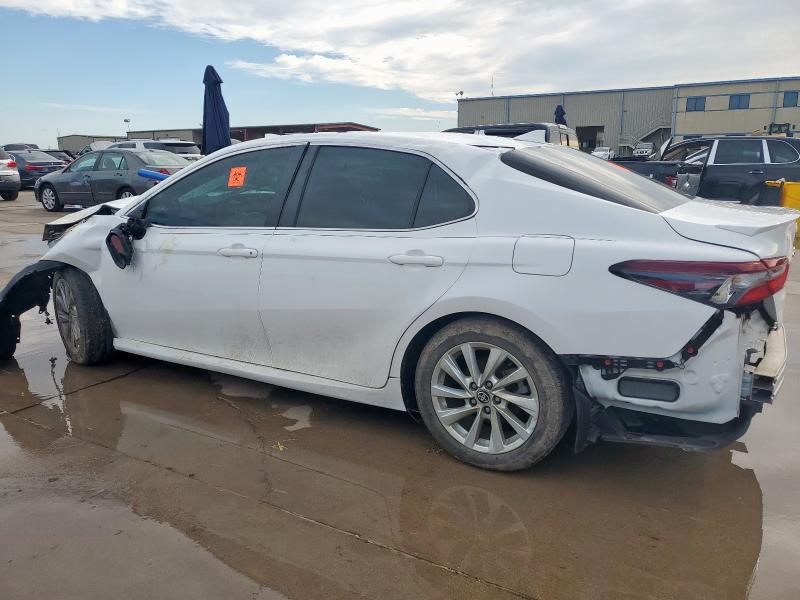 4T1C11AK9NU692156 - 2022 TOYOTA CAMRY LE 白色 照片 2