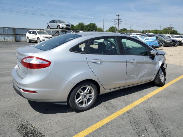 3FADP4BJ1JM113969 - 2018 FORD FIESTA SE 银色 照片 3