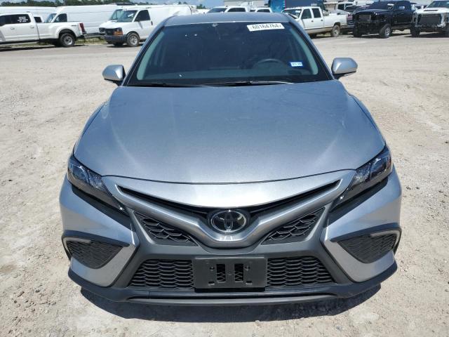 4T1G11AK5RU886416 - 2024 TOYOTA CAMRY SE NIGHT SHADE SILVER photo 5