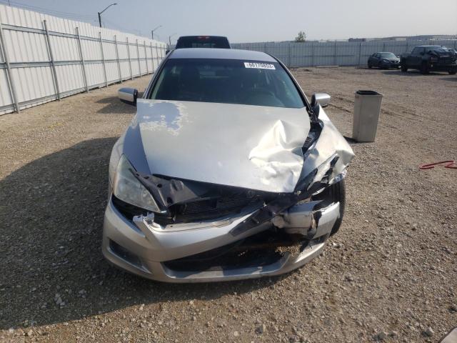 1HGCM56186A811032 - 2006 HONDA ACCORD VALUE SILVER photo 5