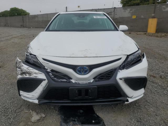 4T1S31AK5RU631267 - 2024 TOYOTA CAMRY SE NIGHT SHADE WHITE photo 5