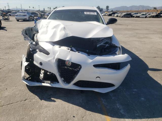 ZARFAEBN4J7596659 - 2018 ALFA ROMEO GIULIA WHITE photo 5