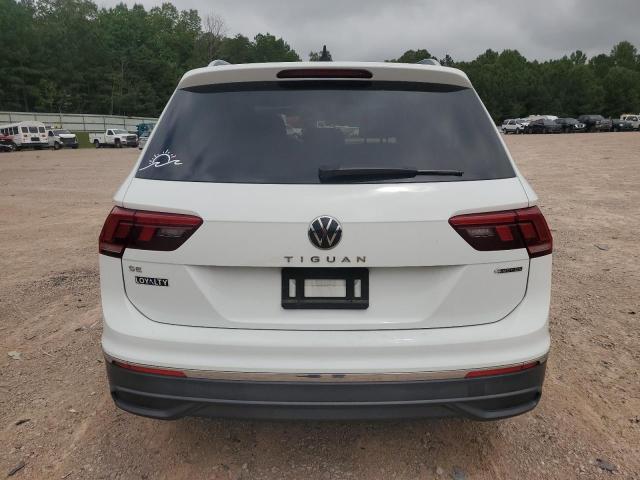 3VV2B7AX2NM027908 - 2022 VOLKSWAGEN TIGUAN SE أبيض صورة 6