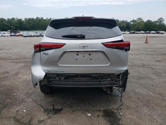 5TDGZRAH7NS124767 - 2022 TOYOTA HIGHLANDER XLE Silber Foto 6