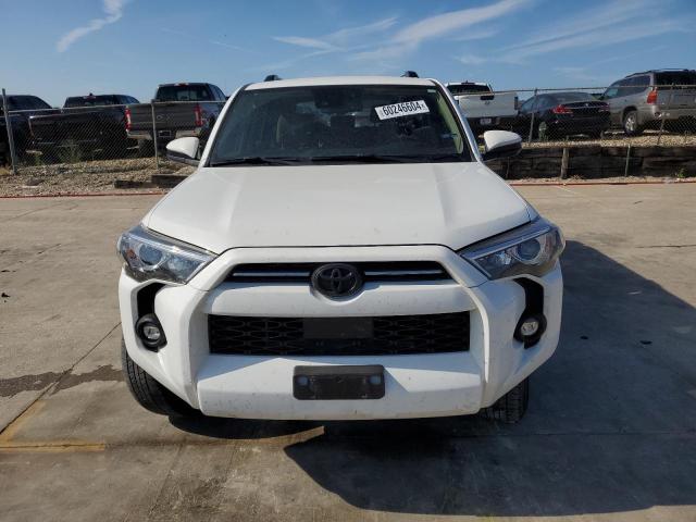 JTEEU5JR4M5243318 - 2021 TOYOTA 4RUNNER SR5 WHITE photo 5