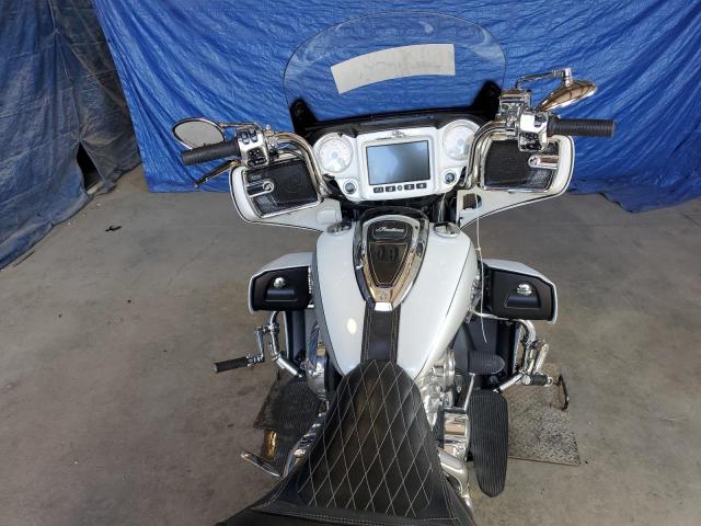 56KTRAAA7J3368444 - 2018 INDIAN MOTORCYCLE CO. ROADMASTER WHITE photo 5