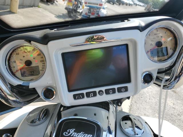 56KTRAAA7J3368444 - 2018 INDIAN MOTORCYCLE CO. ROADMASTER WHITE photo 8