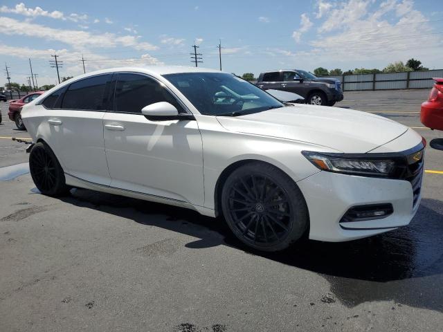 1HGCV1F38JA112015 - 2018 HONDA ACCORD SPORT WHITE photo 4