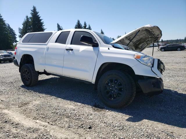 5TFUM5F15HX070809 - 2017 TOYOTA TUNDRA DOUBLE CAB SR/SR5 WHITE photo 4