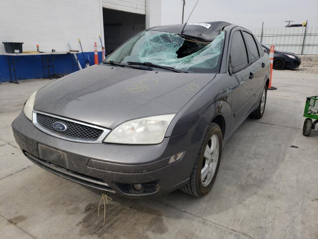 1FAFP34N35W144780 - 2005 FORD FOCUS ZX4 GRAY photo 2