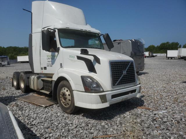 4V4NC9EH1DN129569 - 2013 VOLVO VN VNL WHITE photo 1