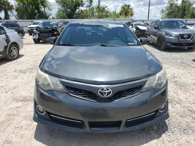 4T1BK1FK5EU551392 - 2014 TOYOTA CAMRY SE GRAY photo 5