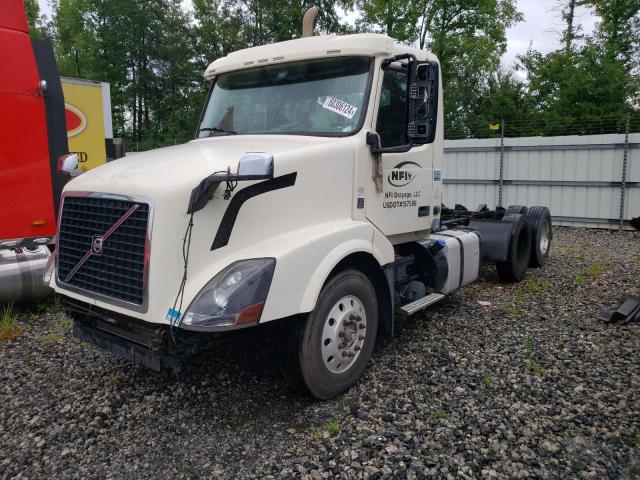 4V4NC9EG2FN177298 - 2015 VOLVO VN VNL WHITE photo 2