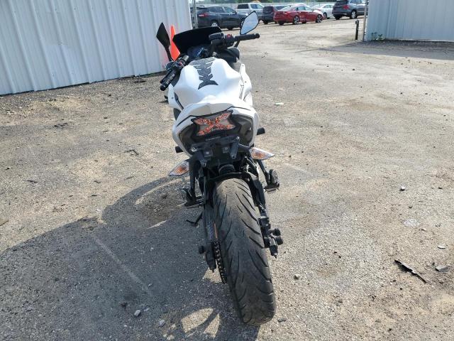 JKAEXEJ17HDA01492 - 2017 KAWASAKI EX650 J თეთრი ფოტო 4