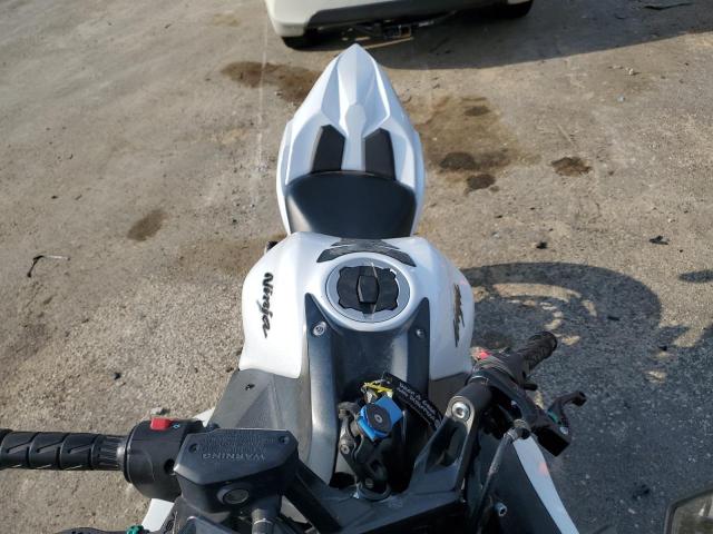 JKAEXEJ17HDA01492 - 2017 KAWASAKI EX650 J თეთრი ფოტო 5