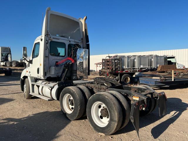 1FUJGBDV4CLBM4621 - 2012 FREIGHTLINER CASCADIA 1 WHITE photo 3