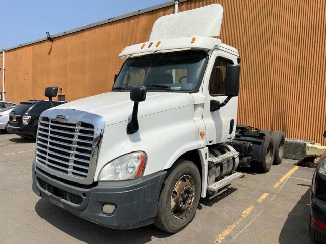 1FUJGEDV6CSBM0786 - 2012 FREIGHTLINER CASCADIA 1 WHITE photo 2