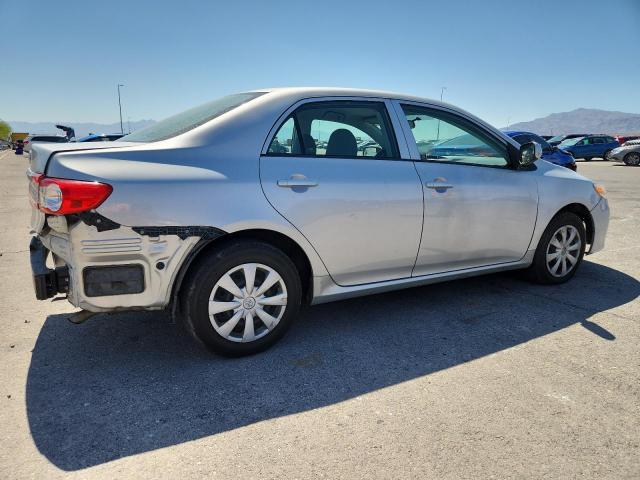 5YFBU4EE4DP147104 - 2013 TOYOTA COROLLA BASE Srebrny zdjęcie 3