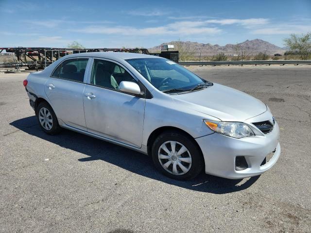 5YFBU4EE4DP147104 - 2013 TOYOTA COROLLA BASE Srebrny zdjęcie 4