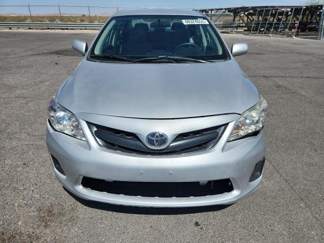 5YFBU4EE4DP147104 - 2013 TOYOTA COROLLA BASE Srebrny zdjęcie 5