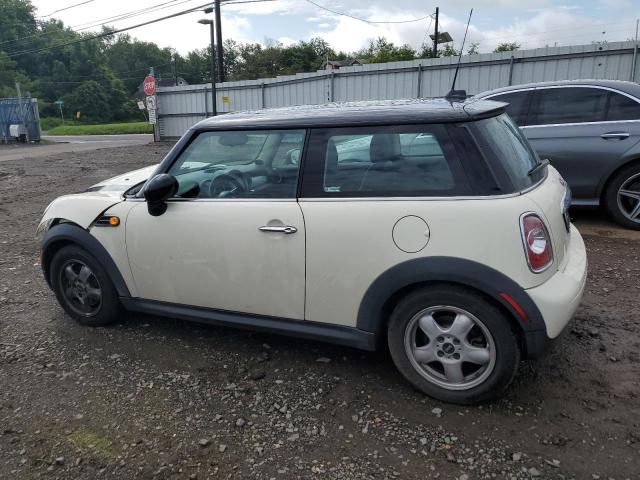 WMWSU3C54BT182743 - 2011 MINI COOPER WHITE photo 2