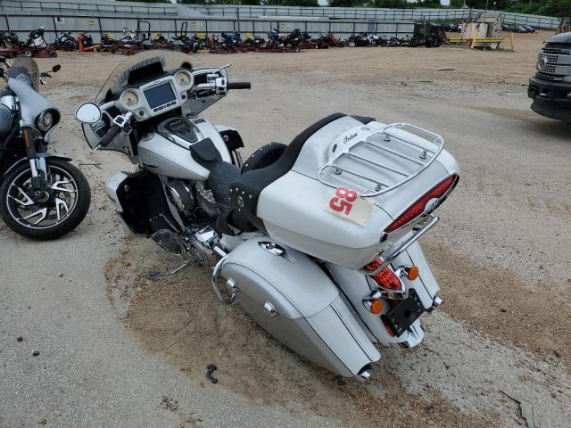 56KTRAAA4K3370332 - 2019 INDIAN MOTORCYCLE CO. ROADMASTER WHITE photo 3