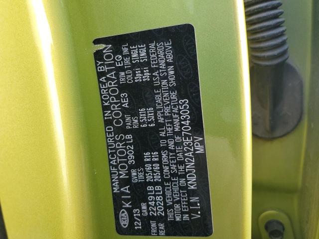 KNDJN2A23E7043053 - 2014 KIA SOUL GREEN photo 13