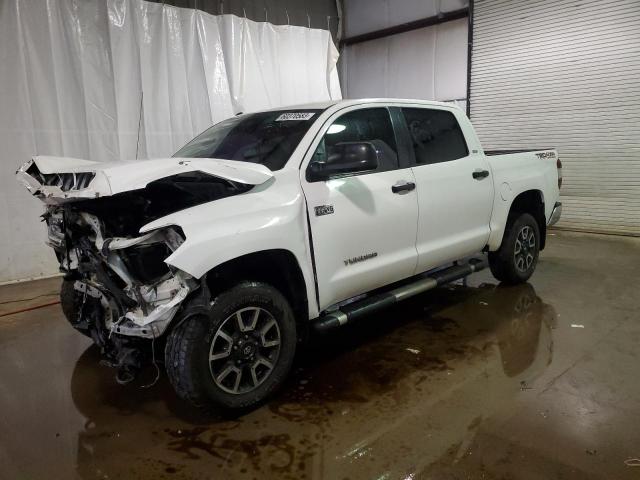 5TFDY5F13JX764599 - 2018 TOYOTA TUNDRA CREWMAX SR5 WHITE photo 1