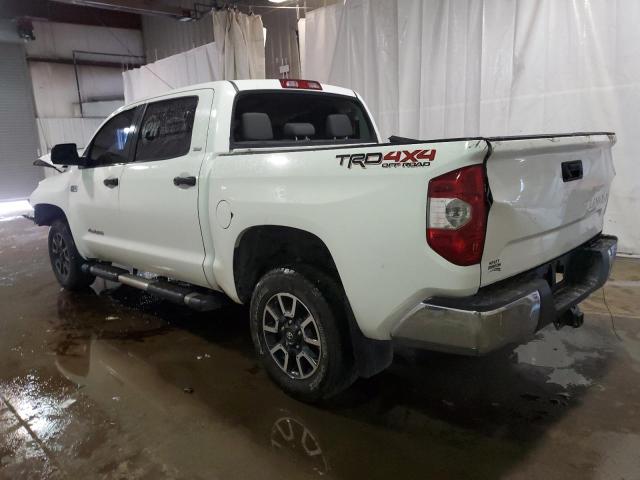 5TFDY5F13JX764599 - 2018 TOYOTA TUNDRA CREWMAX SR5 WHITE photo 2