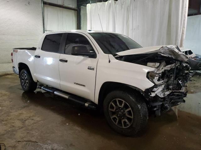 5TFDY5F13JX764599 - 2018 TOYOTA TUNDRA CREWMAX SR5 WHITE photo 4