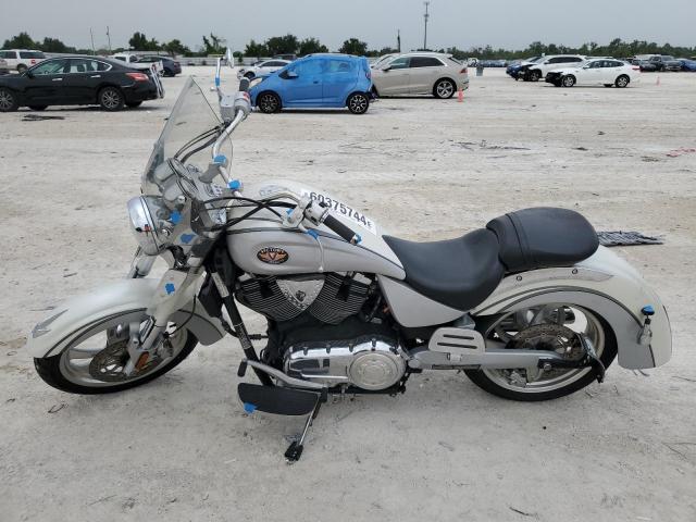 5VPCB16D053009182 - 2005 VICTORY MOTORCYCLES KINGPIN 白色 照片 3