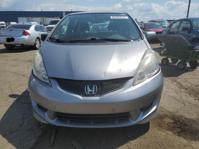 JHMGE884X9S044996 - 2009 HONDA FIT SPORT GRAY photo 5