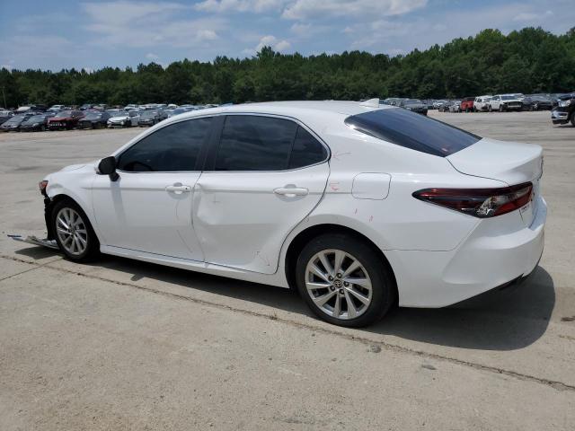 4T1R11AK5MU537712 - 2021 TOYOTA CAMRY LE WHITE photo 2