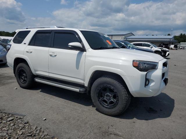 JTEBU5JR8F5225622 - 2015 TOYOTA 4RUNNER SR5/SR5 PREMIUM WHITE photo 4