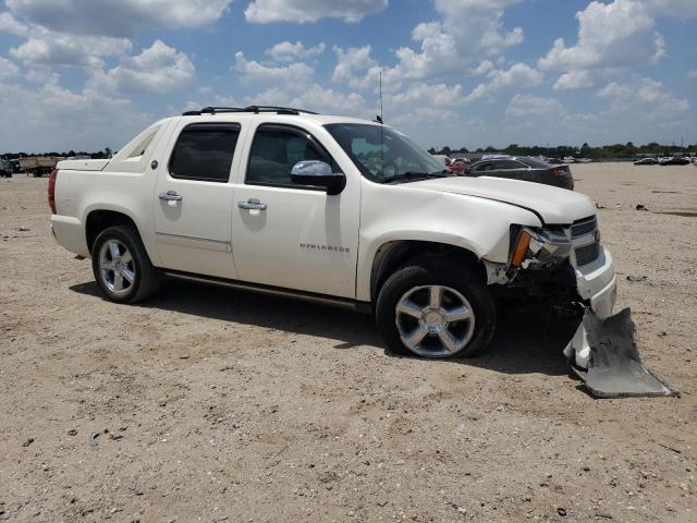 3GNTKGE76DG377673 - 2013 CHEVROLET AVALANCHE LTZ WHITE photo 4