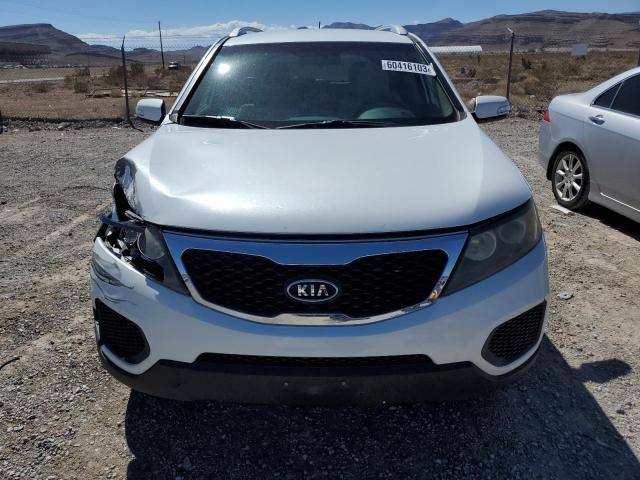 5XYKT4A24BG099958 - 2011 KIA SORENTO BASE WHITE photo 5