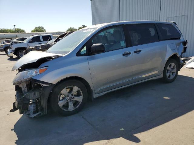 5TDZZ3DC9KS005457 - 2019 TOYOTA SIENNA SILVER photo 1