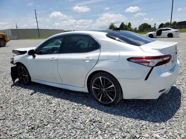 4T1B61HK4JU074482 - 2018 TOYOTA CAMRY XSE WHITE photo 2