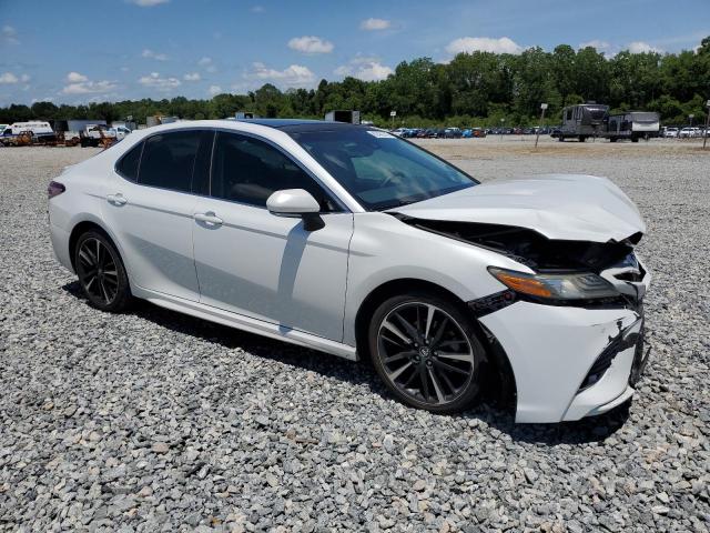 4T1B61HK4JU074482 - 2018 TOYOTA CAMRY XSE WHITE photo 4