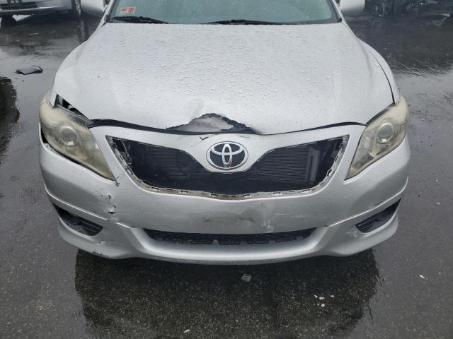 4T1BF3EK8AU094783 - 2010 TOYOTA CAMRY BASE فضي صورة 11